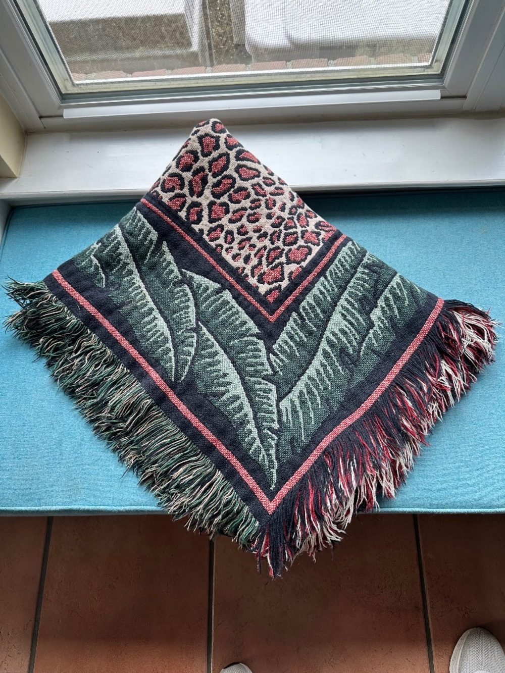 Jungle THROW- approx 42 x 62 large throw blanket- Great Condition!